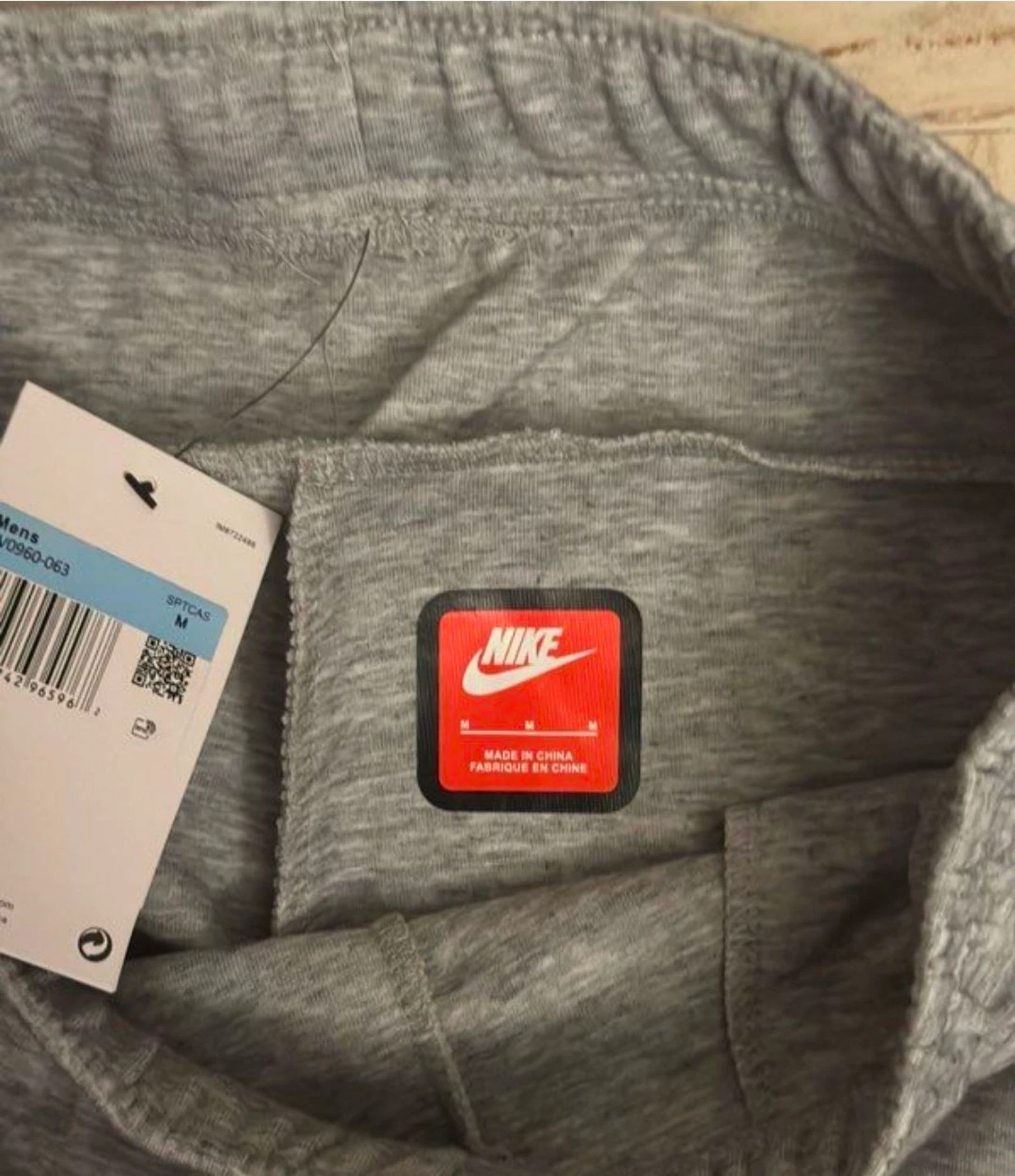 Bas Nike Tech cinza, Tamanho M, Novo com etiqueta. – photo 4
